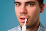 Autotest diagnóstico del sida gratis y a domicilio Hombre haciendo autotest de saliva del VIH