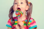 La AAP aconseja advertir del uso de edulcorantes artificiales en niños Niña tomando un dulce con edulcorante artificial