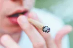 El patrón de consumo de marihuana tiende a repetirse en los hijos Padres fumando marihuana