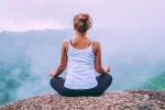 Mujer meditando 20 minutos al día