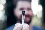 Fumar marihuana podría duplicar el riesgo de derrame cerebral Hombre fumando marihuana