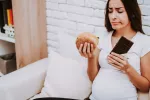 Una dieta materna alta en grasas altera el desarrollo cerebral fetal Embarazada tomando grasas