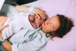 Inducir el parto en la semana 41 puede evitar riesgos al bebé Mujer después del parto