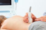 Prueba de ultrasonido para detectar un cáncer de riñón infantil