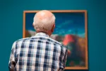 Los mayores que van al teatro o a museos tienen menos riesgo de morir Persona mayor visitando un museo