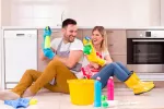 Tareas del hogar que ayudan a quemar más calorías Pareja haciendo las tareas del hogar