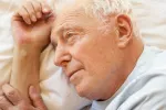El insomnio altera el cerebro y favorece el desarrollo de alzhéimer Hombre adulto mayor con problemas de insomnio