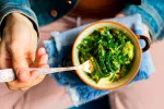 El alga Chlamydomonas reinhardtii mejora la salud gastrointestinal Mujer tomando un plato de algas
