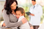 Miedo a la bata blanca Niña con miedo al médico
