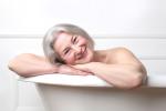 Mujer mayor dándose un baño caliente para reducir el riesgo cardíaco