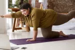 Hacer Pilates rebaja la presión arterial en mujeres jóvenes y obesas Mujer con obesidad realizando pilates en casa