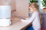 Habitación con un filtro de aire para beneficiar a una niña