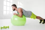 Fitball Hombre practicando fitball en su casa