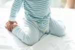 Sentarse en W, ¿supone algún riesgo para tus hijos? Sentarse en W