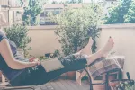 Las bajas temperaturas ligadas a mayor propagación del coronavirus Mujer en la terraza durante la cuarentena