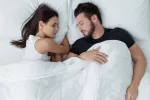 Cómo dormir mejor durante el confinamiento Pareja en la cama durmiendo durante la pandemia