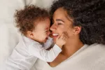 Los bebés reconocen cuando un adulto les imita y eso les atrae Bebé con su madre