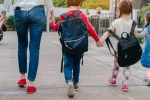 Alumnos volviendo a la escuela en septiembre