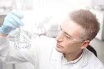 Ensayos en laboratorio de tratamientos para el COVID-19 Científico investigando fármacos para el coronavirus