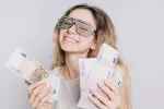 El dinero sí puede comprar la felicidad (según la ciencia) Mujer con dinero
