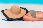 Mujer tomando el sol en la playa