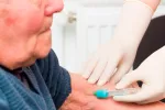 Un test de sangre experimental, eficaz para detectar el alzhéimer Hombre mayor realizándose un análisis de sangre