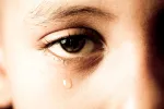 Los niños que sufren un trauma infantil envejecen más rápido Niño con un trauma infantil