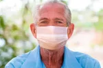 Varón de edad avanzada con una mascarilla