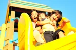 Niños jugando en el parque
