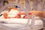 Madre en la incubadora con su hijo prematuro