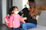 Madre e hija preparándose para la vuelta al colegio