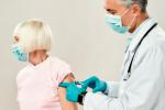 Doctor vacunando a una mujer mayor contra el Covid-19