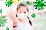 Los niños padecen COVID-19 leve Una niña con mascarilla deteniendo al virus