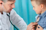Doctor auscultando a un niño