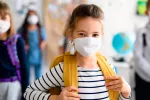 Vuelta al cole segura Niña en el colegio con la mascarilla puesta