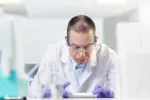Investigador de la vacuna para el COVID-19 Investigador de Astrazeneca manejando la vacuna anti-COVID-19