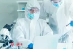 Hallan un anticuerpo que neutraliza al coronavirus por completo Científicos trabajando en un laboratorio