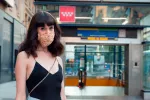 Chica en Madrid portando mascarilla frente al COVID-19 Restricciones por el COVID-19 en Madrid