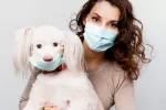 Los perros pueden generar inmunidad contra el coronavirus Perro y su dueña con mascarilla