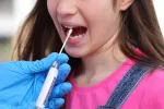 Los anticuerpos de los niños difieren de los de los adultos Test de anticuerpos COVId a una niña
