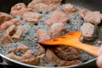 Por qué la carne genera espuma cuando se cocina Por qué la carne suelta espuma