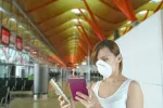 Viajera en el control de coronavirus de Barajas Viajera internacional con mascarilla en el aeropuerto de Barajas