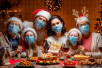 Familia celebrando la navidad con mascarillas