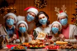En Navidad se restringirá la movilidad y se podrán reunir 10 personas Familia celebrando la navidad con mascarillas