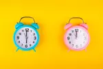 Cronotipos alternativos del sueño Dos relojes con alarma que muestran diferentes horas