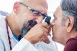 Revierten el daño ocular asociado a la edad y el glaucoma en ratones Oftalmólogo examinando la vista a una persona de la tercera edad
