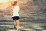 Subir escaleras para valorar la salud del corazón Mujer subiendo tramos de escaleras corriendo