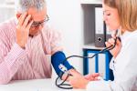 Doctora midiendo la presión arterial de su paciente