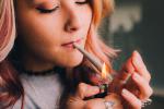 Chica fumando cannabis