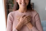 Beneficios de la gratitud Mujer agradecida